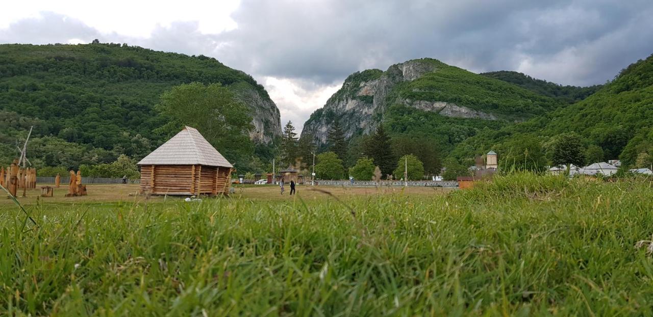 Pensiunea Miraj Polovragi Buitenkant foto