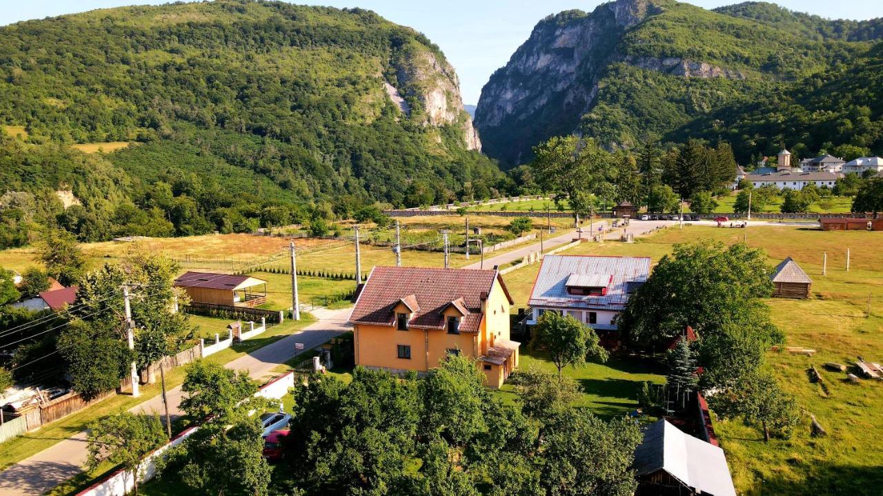 Pensiunea Miraj Polovragi Buitenkant foto