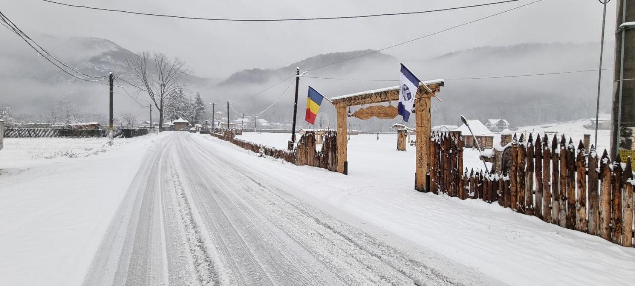 Pensiunea Miraj Polovragi Buitenkant foto