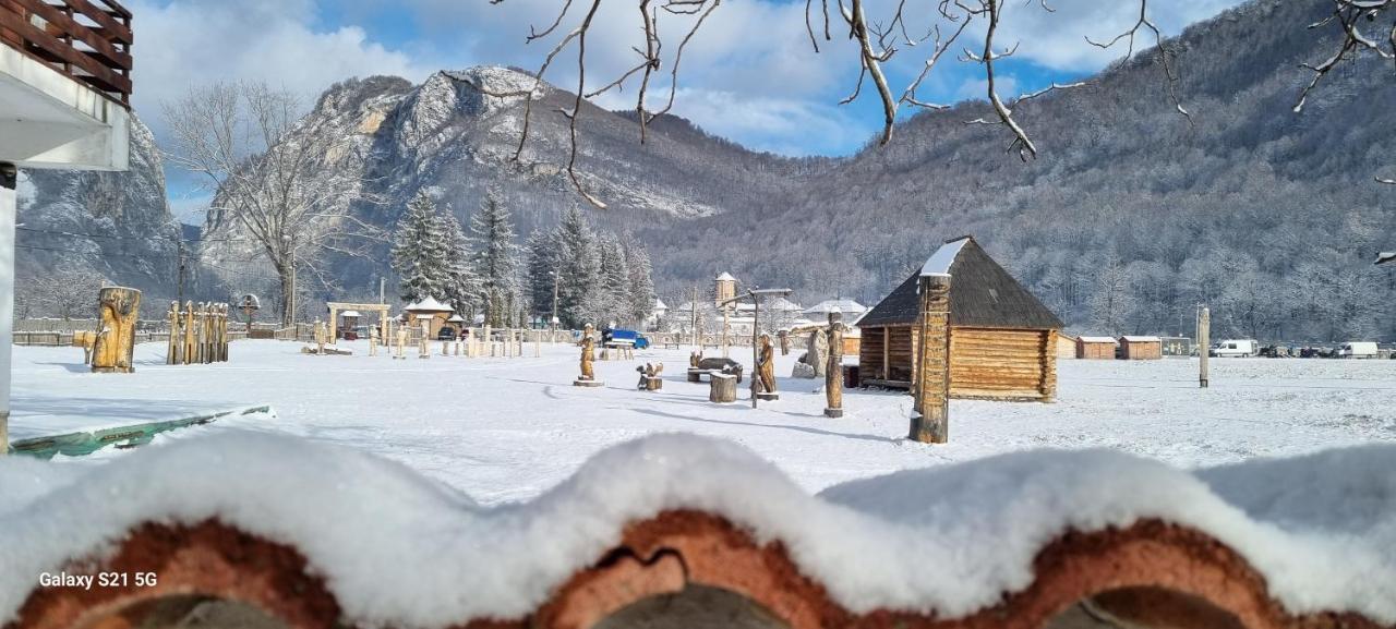 Pensiunea Miraj Polovragi Buitenkant foto